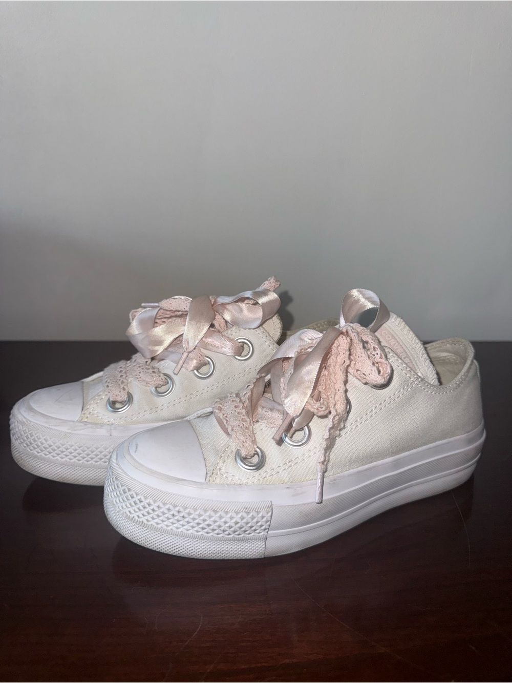 Converse Kids White Canvas Low-Top Sneakers with Pale Pink Ribbon Laces